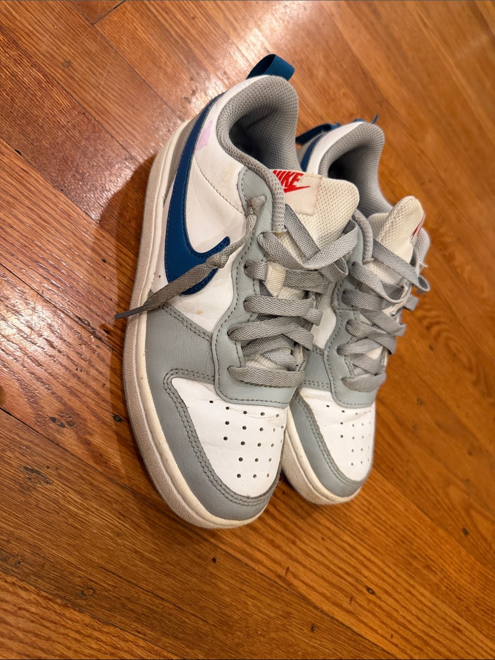 size 4.5 Nike Kids Low-Top Sneakers in White, Light Gray & Blue use good con